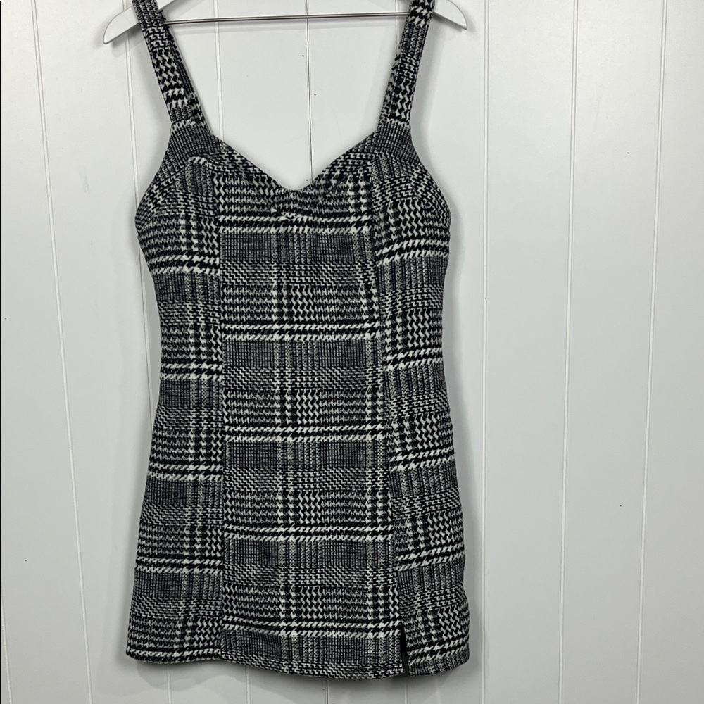 The Free Yoga Womens Jumper M Black White Texture Pattern Lined Back Zip Mini